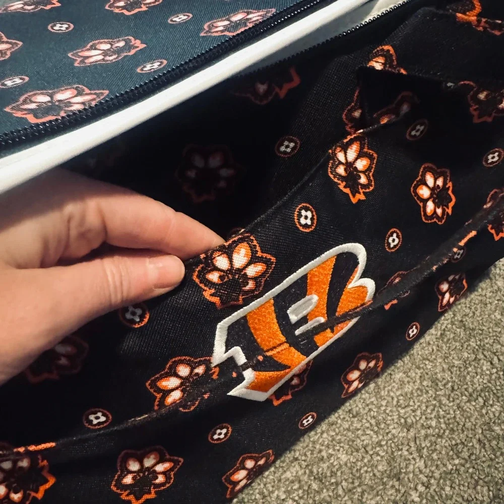 Vera Bradley NFL Cincinnati Bengals Cooler Bag Black Orange Bandana NWT‎ $110